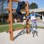 Děti si hrají na Step And Climb wooden ladder na hřišti.