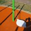 Jednoduché sedátko houpačky Hammock single swing na oranžovém povrchu hřiště