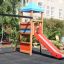 Double Swing with Tower playhouse with slide v prostředí zahrady