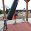 Dítě si hraje s Punching bag na hřišti.
