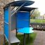 Shelter with table na dětském hřišti.