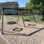 Double Swing (BNS 90cm) na hřišti v obytné oblasti.