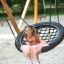 Dívka sedící na Double Swing (BNS 90cm) na hřišti.