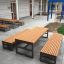 Venkovní Kyoto Table a sada laviček v moderním nádvoří.