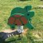 Turtle rocking pružinová houpací hračka na hřiště v zelené a hnědé barvě na trávě