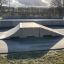 Double Quarter-Pipe skate rampa ve venkovním skateparku.
