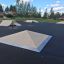 Betonové skateboardové rampy ve venkovním skateparku.