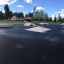 Skatepark s rampami a překážkami na asfaltovém povrchu, s produktem Corner.