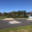 Venkovní skatepark s rampami a lavičkami, s produktem Corner.