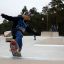 Mladý skateboardista předvádějící trik na modulu skateparku Corner.
