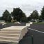 Vybavení skateparku včetně ramp a schodů, součást Combination 19, ve venkovním prostředí.