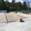 Rampy a zábradlí skateparku Fun Box 13 za slunečného dne.