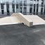 Skateboardová rampa Fun Box 13 na školním dvoře.