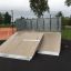 Quarter 2 - skateboardová rampa s dřevěným povrchem v parku.