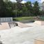 Skatepark Quarter 2 v exteriéru s rampami a zelení v pozadí.
