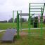 Outdoorové fitness vybavení New Age Fit MEDIUM v prostředí parku.