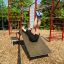Muž cvičí na outdoorovém fitness vybavení New Age Fit MEDIUM.