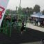 Lidé cvičí na outdoorovém fitness vybavení New Age Fit MEDIUM na veřejné akci pořádané Lar