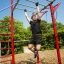 Osoba používá outdoorové fitness vybavení New Age Fit MEDIUM.