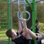 Chlapec používá outdoorové fitness kruhy New Age Fit MEDIUM