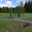 Venkovní fitness park s různým zeleným cvičebním vybavením v New Age Fit.