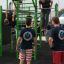 Venkovní fitness vybavení New Age Fit v provozu skupinou lidí.