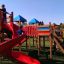 Děti si hrají na Space Station castle with slide.