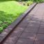 Rubber Tiles 55 bezpečnostní podlaha instalovaná podél zahradní cesty poblíž trávy a rostlin