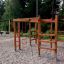 Chimpanzee wooden playhouse na hřišti obklopeném stromy.
