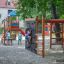Chimpanzee wooden playhouse se skluzavkou a lezeckou stěnou na hřišti.