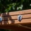 Chimpanzee wooden playhouse s detailním záběrem dřevěných trámů a kovových spojů