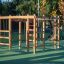 Chimpanzee wooden playhouse na hřišti v parku.