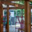Děti si hrají na Chimpanzee wooden playhouse