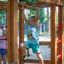 Chimpanzee wooden playhouse s hrajícími si dětmi