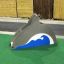 Dolphin Slide na hřišti se zeleným umělým trávníkem