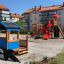 Venkovní hřiště s Villa with Orca single playhouse a červenou skluzavkovou věží v obytné oblasti.