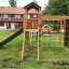 Moderní dřevěný domek na hraní Modern Nature se skluzavkou a lezeckou sítí.
