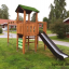 Climbing Kiosk Modern Nature wooden playhouse with slide na zelené zahradě