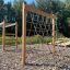 V-shape Net wooden playhouse na venkovním hřišti.