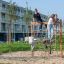 Děti si hrají na V-shape Net wooden playhouse v parku.