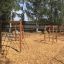 V-shape Net wooden playhouse na hřišti s lezeckými sítěmi a podlahou z dřevní štěpky.