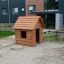 Dřevěný Nature Playhouse na hřišti.