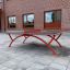 Outdoor Table Tennis instalace na školním dvoře s červenými kovovými nohami a sítí.