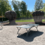 Outdoor Table Tennis Organic v slunném parku s prolézačkami v pozadí