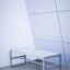 Moderní Kyoto Table HPL s kovovým rámem v minimalistickém prostředí.