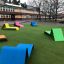 Barevný venkovní nábytek Lounge Sofa na zelené trávě na školním dvoře.