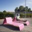 Osoba odpočívající venku na růžovém Lounge Sofa