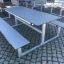 Venkovní Table & Bench HPL umístěný na povrchu z kamenných kostek.