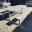 Moderní venkovní Table & Bench HPL umístěný na dlažebních kostkách.