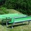 Table & Bench HPL venkovní nábytek umístěný na trávě v parku